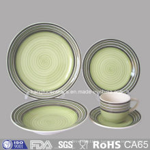 Assiette et tasse en céramique émaillée de couleur verte